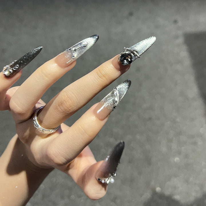 Elegantes Stiletto Press-On Nagelset mit Strassakzenten Karnz