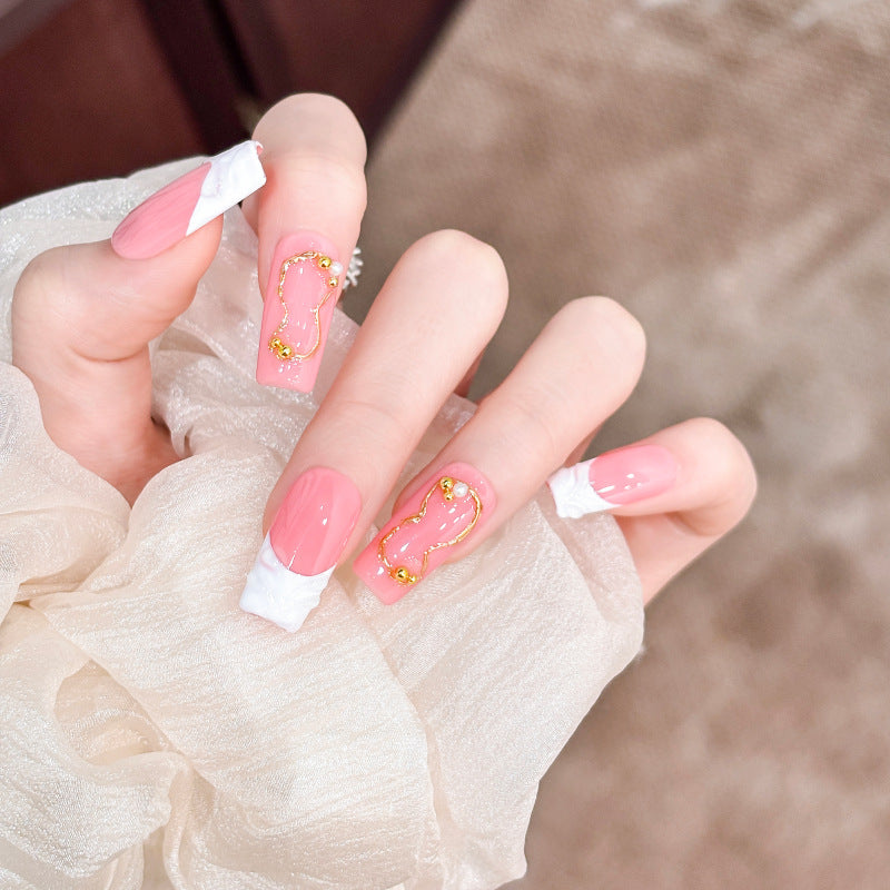Künstlerische Press-On Nagelspitzen mit goldenen Akzenten
