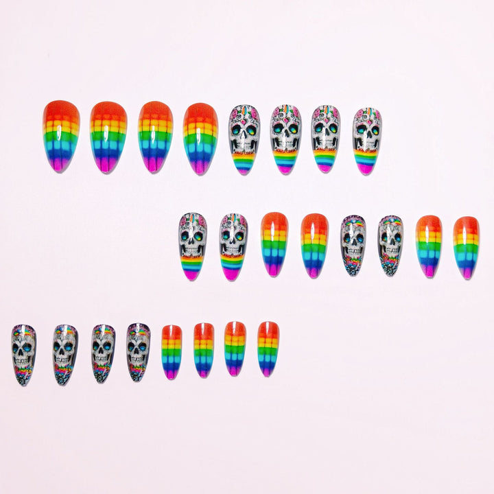 Kreative Kunstnägel mit Totenkopf-Design und Regenbogenfarben Karnz