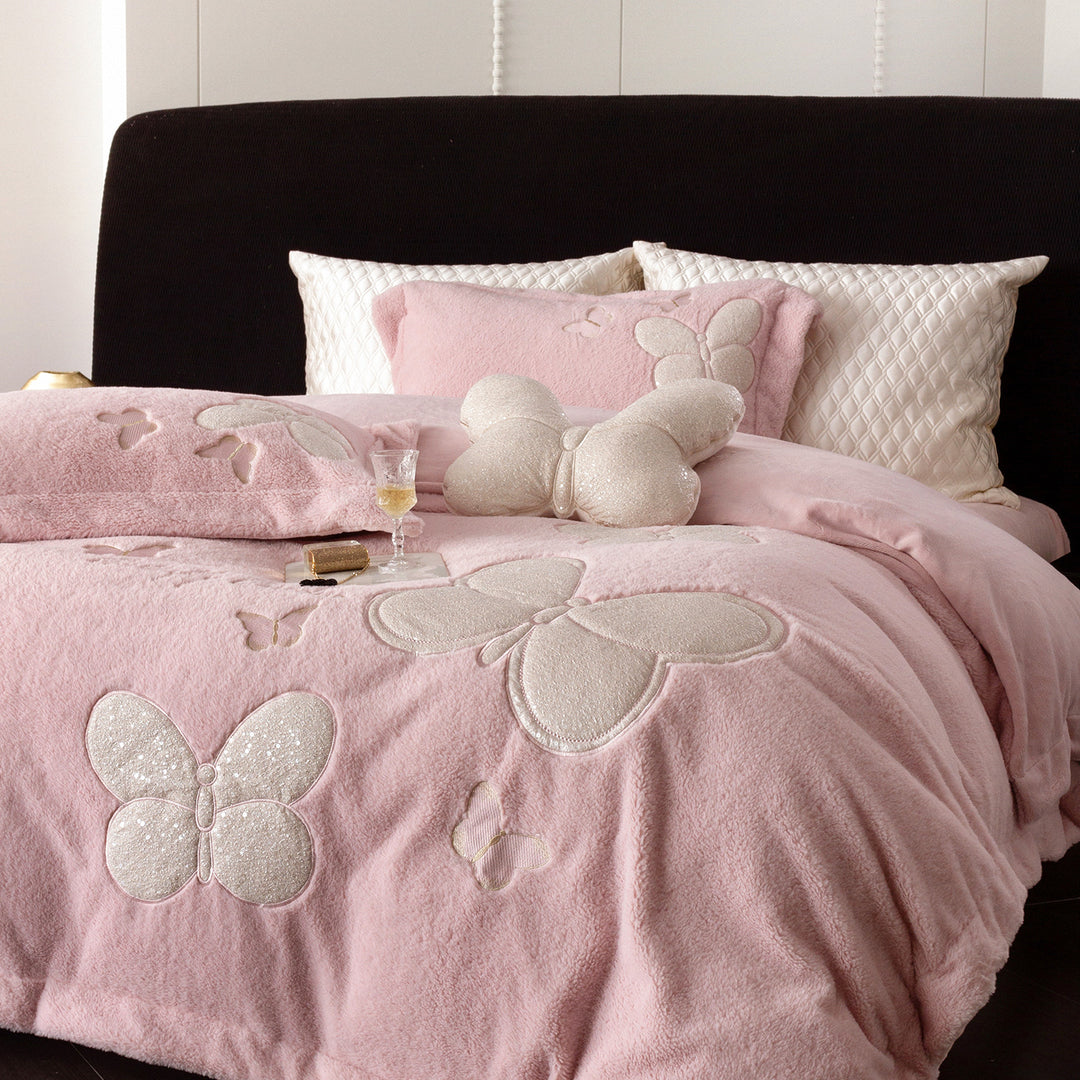 Kuschelige Bettwäsche- und Wohndecken-Garnitur mit applizierten Schmetterlingsapplikationen und samtiger Microfleece-Optik
