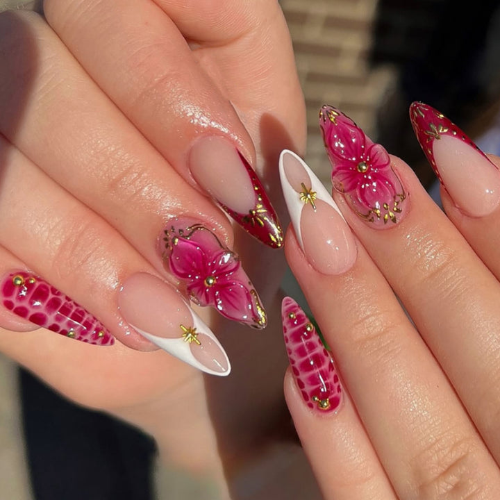 Elegante Kunstnägel mit floralen Akzenten Karnz