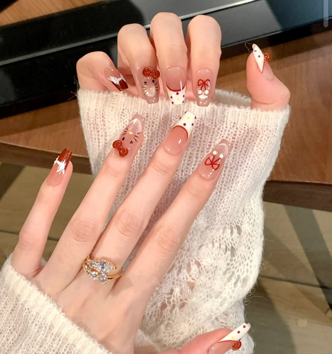 Künstlerisches Press-On-Nagelset mit skurrilen Feiertagsdesigns Karnz