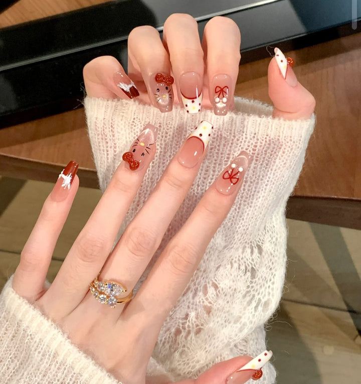 Künstlerisches Press-On-Nagelset mit skurrilen Feiertagsdesigns Karnz