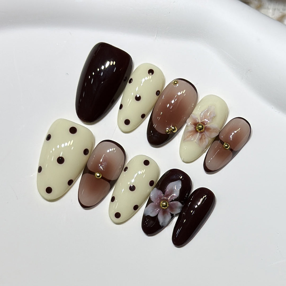 Elegantes Floral Stiletto Nagelkunst Set Karnz