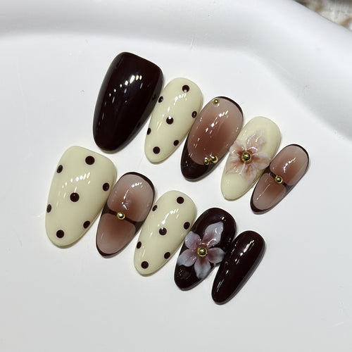 Elegantes Floral Stiletto Nagelkunst Set Karnz