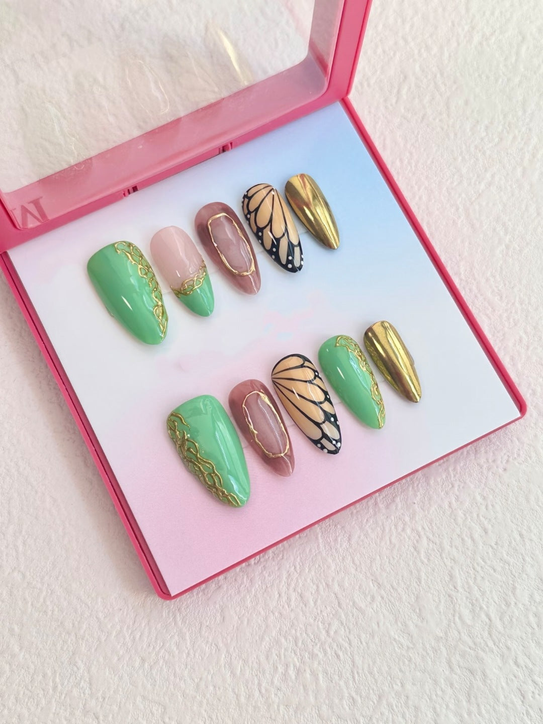 Künstlerisches Press-On-Nagelset mit elegantem Schmetterling und floralen Akzenten