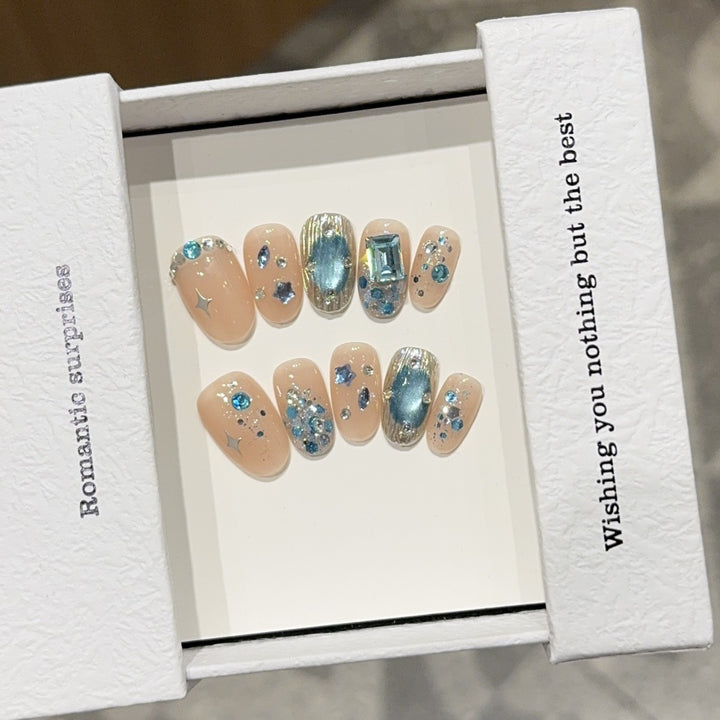 Glamouröse Kunstnagelspitzen mit Geschmücktem Design Karnz