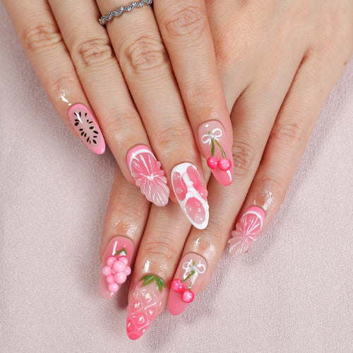Kreatives Nagel-Set mit fruchtigen und floralen Designs Karnz