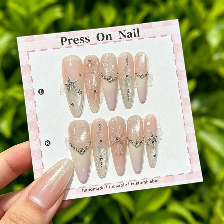 Künstlerisches Press-On Nagelset mit floralen und gemusterten Designs