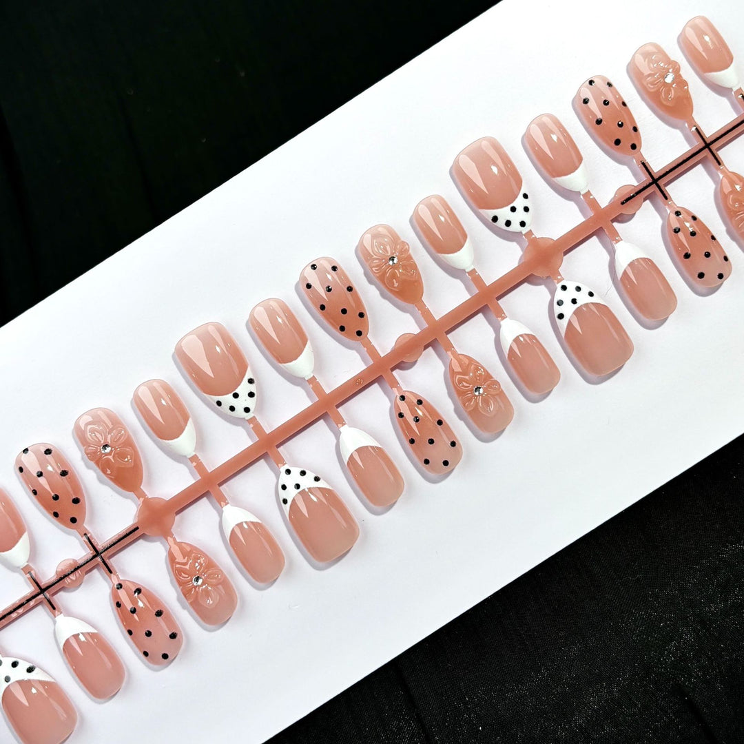 Elegante dekorative Nagelkunst-Tipps