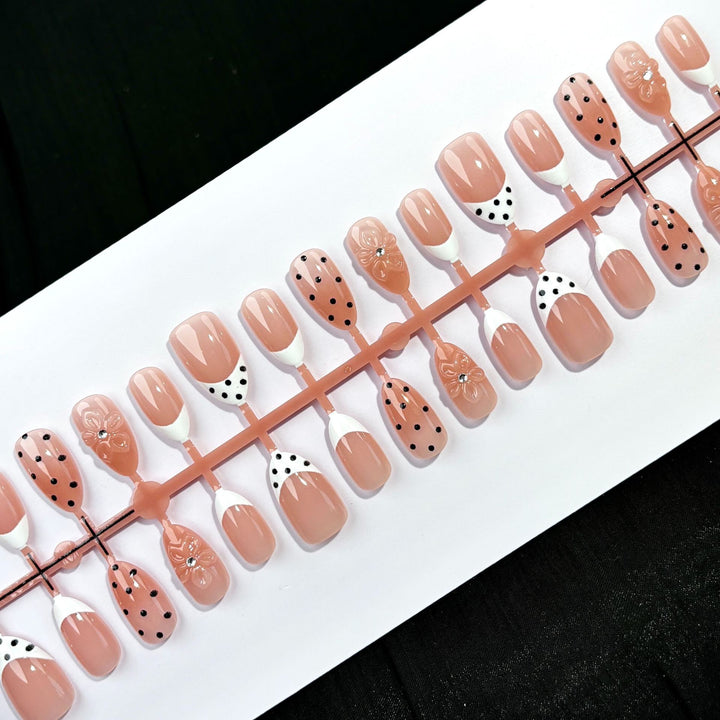 Elegante dekorative Nagelkunst-Tipps