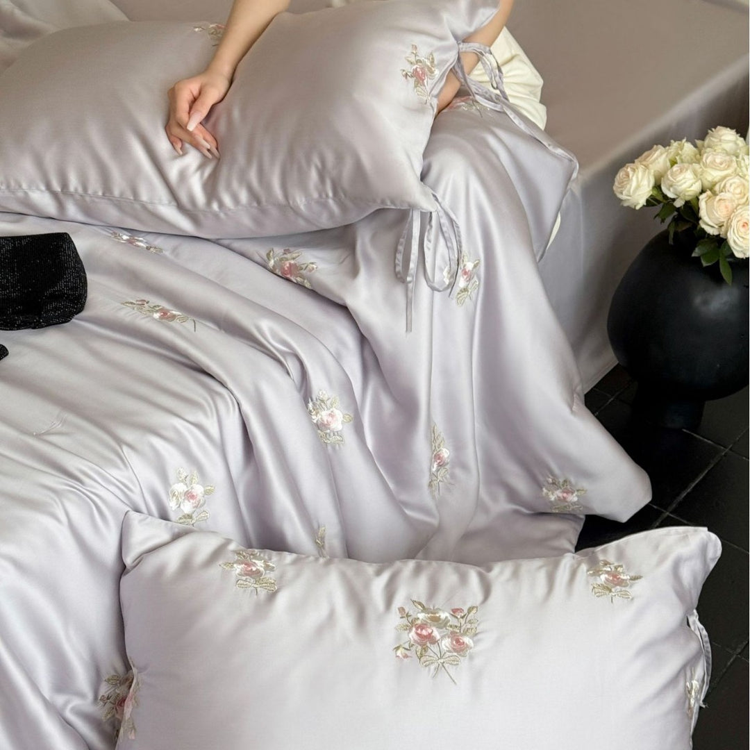 Luxuriöses besticktes Satin-Bettwäscheset mit Rosenmuster und Bändchenkissen
