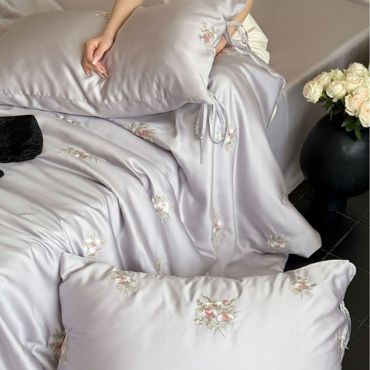 Luxuriöses besticktes Satin-Bettwäscheset mit Rosenmuster und Bändchenkissen