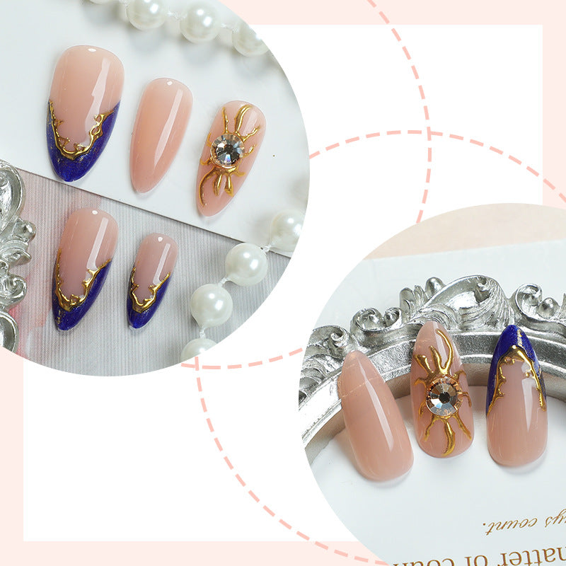 Premium Dekorativer Press-On Nagel Satz mit Gold und Blau Akzent Designs Karnz