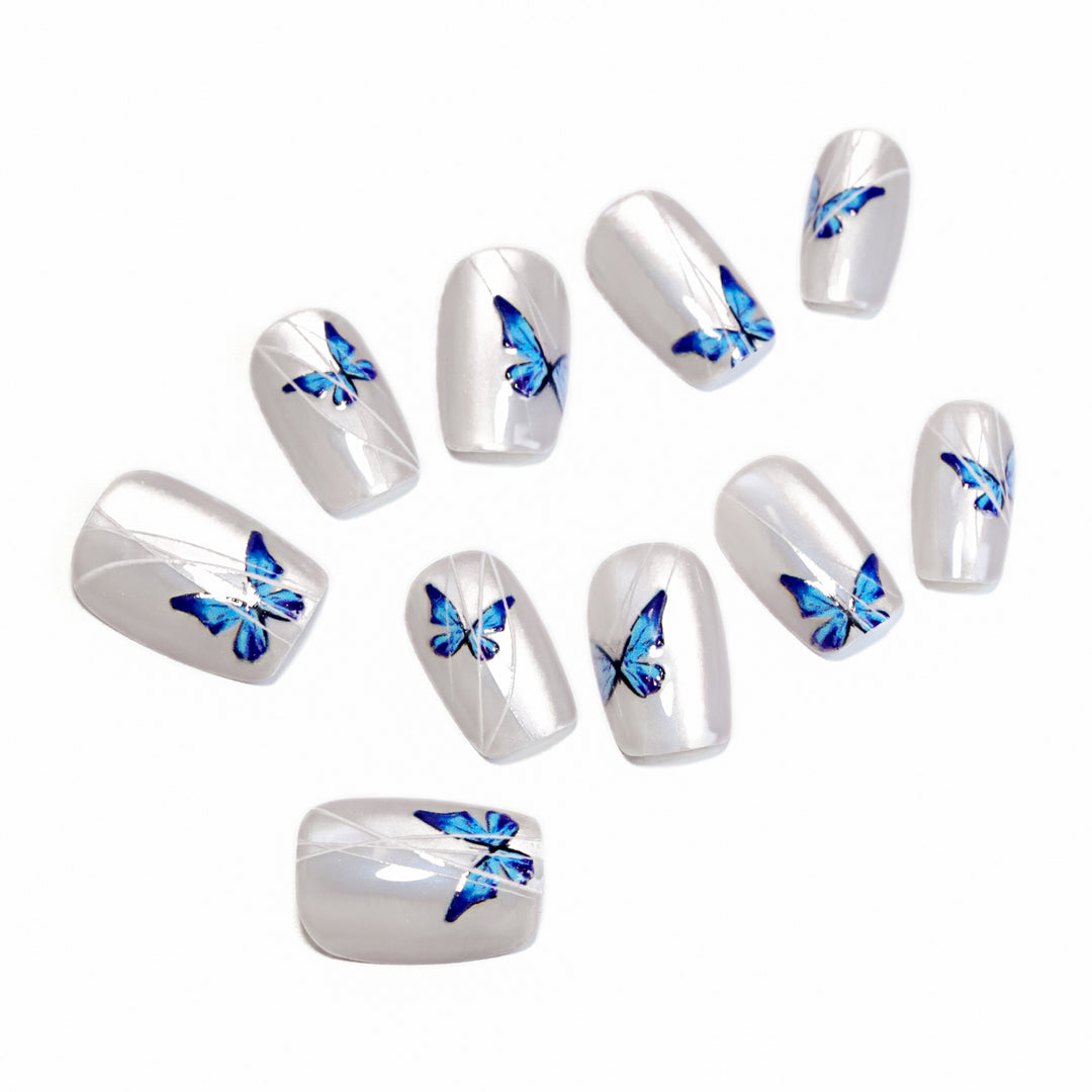 Kreative Nagelverlängerungen mit filigranem Schmetterlingsdesign Karnz