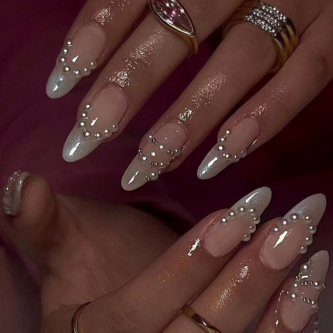 Elegante Gelnägel mit Perlenverzierung Karnz
