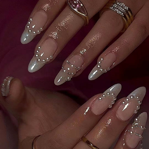 Elegante Gelnägel mit Perlenverzierung Karnz