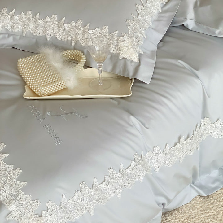 Satin Bettbezug Set mit Spitzenbesatz und Kissenbezügen mit Wimpernfransen