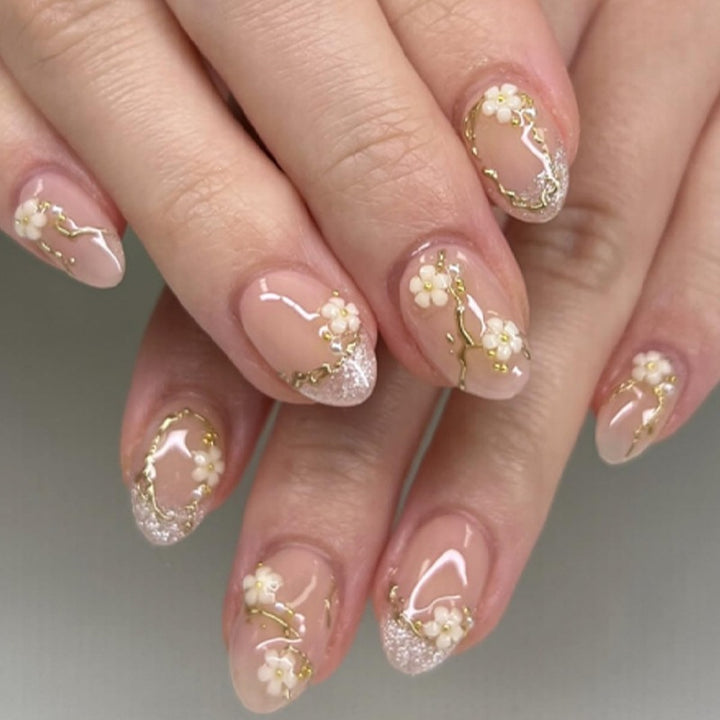 Kreatives Kunstnagelset mit zarter Blumendekoration und Glitzerelementen Karnz