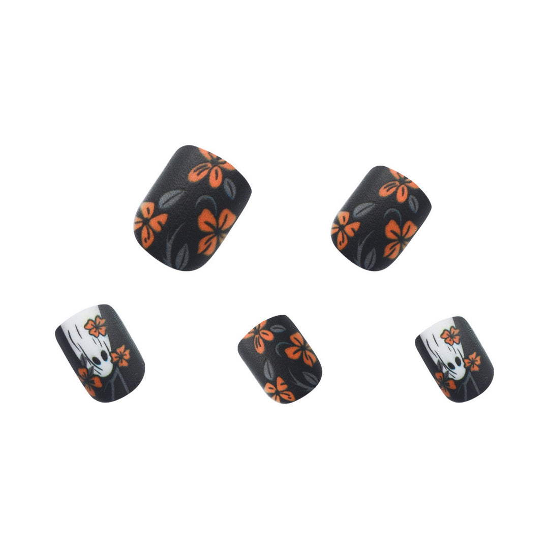 Kunstnagelset mit gruseligem Geisterdesign und floralen Akzenten Karnz