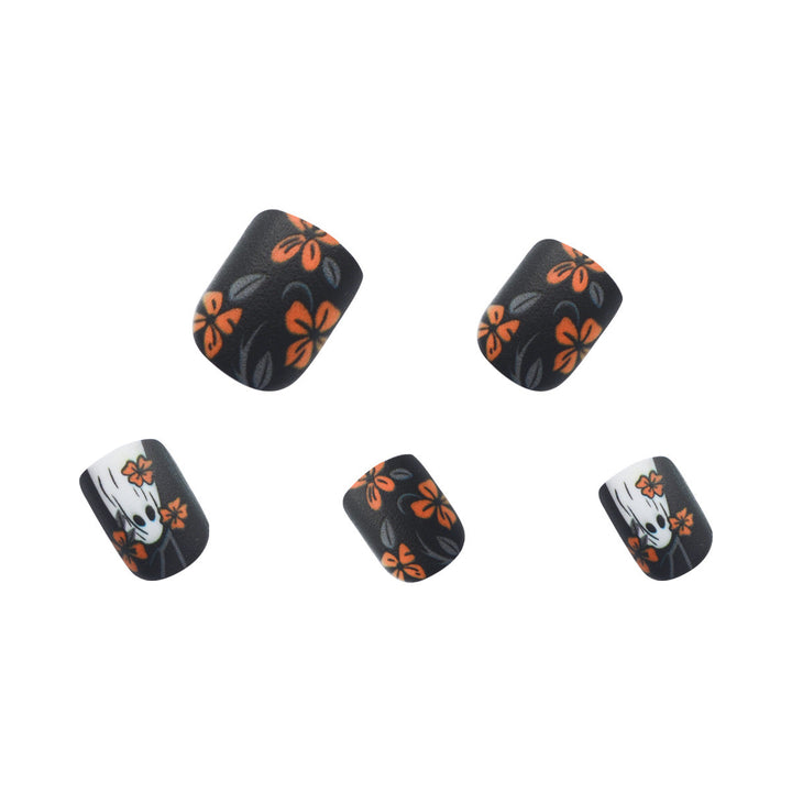 Kunstnagelset mit gruseligem Geisterdesign und floralen Akzenten Karnz
