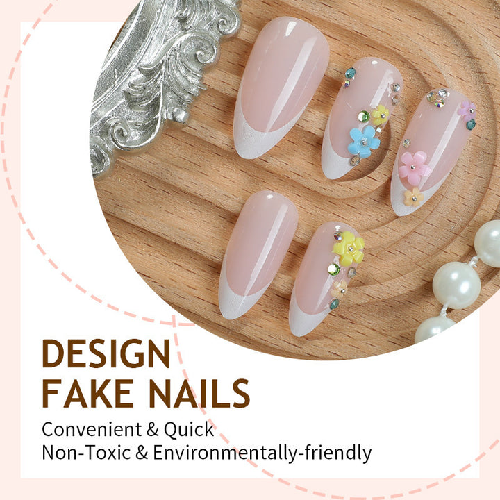 Dekorativer Press-On Nagelset mit floralen Akzenten