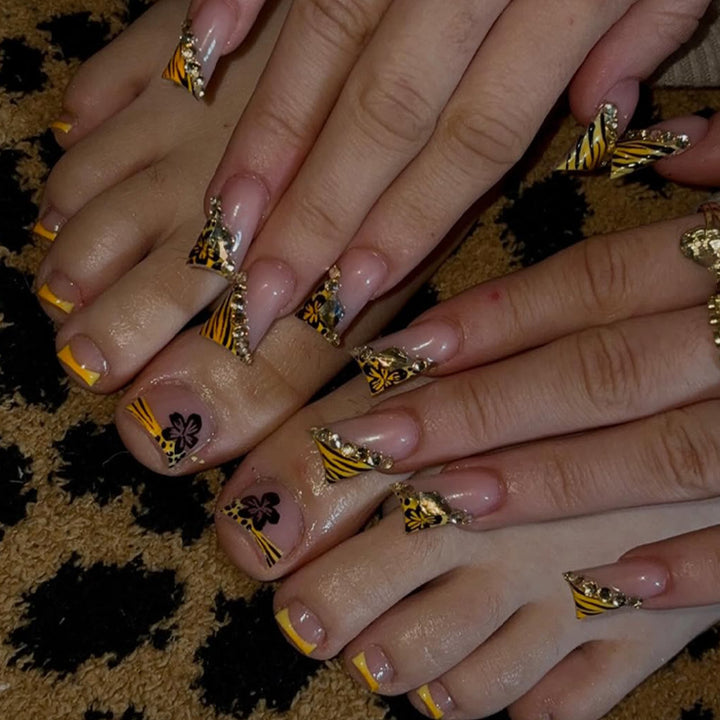 Künstlerisches Premium Press-On Nagelset mit Blumen- und Schmuckakzenten Karnz