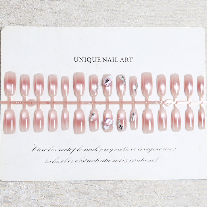 Kunstnagelset mit glamourösen 3D-Applikationen und eleganten Blütenverzierungen Karnz