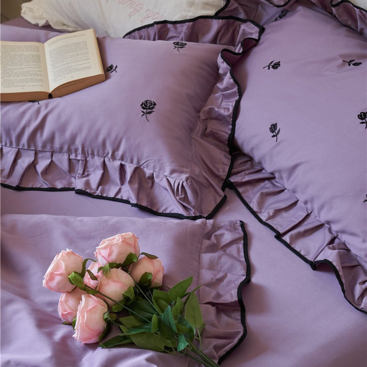 Bettgarnitur mit bestickten Rosen, Volant-Details und extra weichem Baumwollsatin