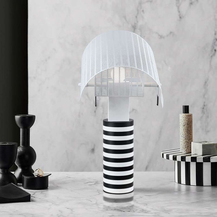Moderne dekorative Tischlampe mit gestreiftem Fuß