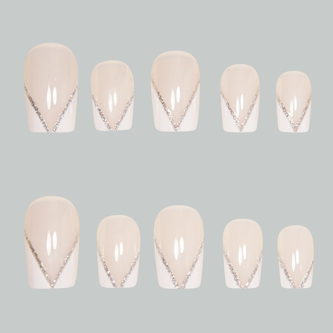 Elegante Press-On Nagelkunst Tipps mit Strass-Akzenten Karnz