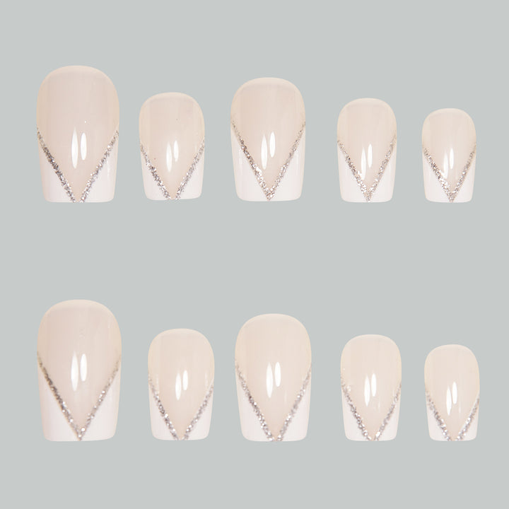 Elegante Press-On Nagelkunst Tipps mit Strass-Akzenten Karnz
