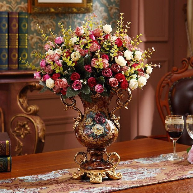 Verschnörkelte Blumenarrangement Vase