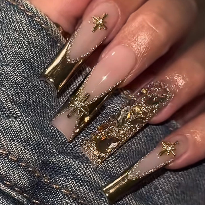 Premium Dekorative Press-On Nagelset mit eleganten goldenen Akzenten Karnz