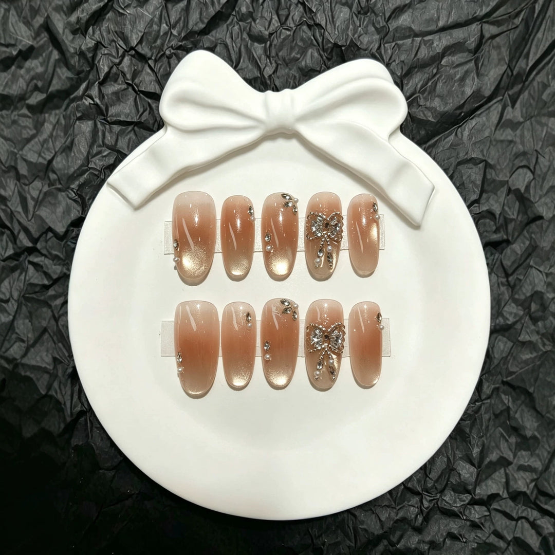 Elegante Press-On Nagelkollektion mit Schmuckakzenten