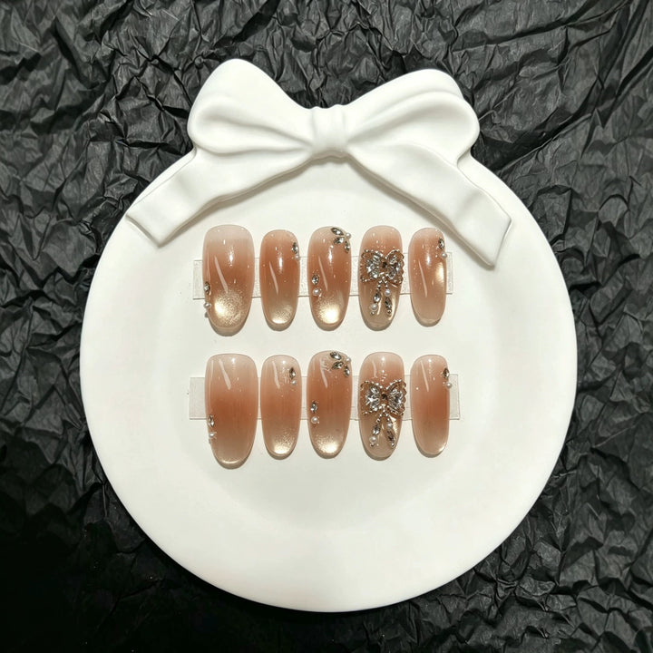 Elegante Press-On Nagelkollektion mit Schmuckakzenten