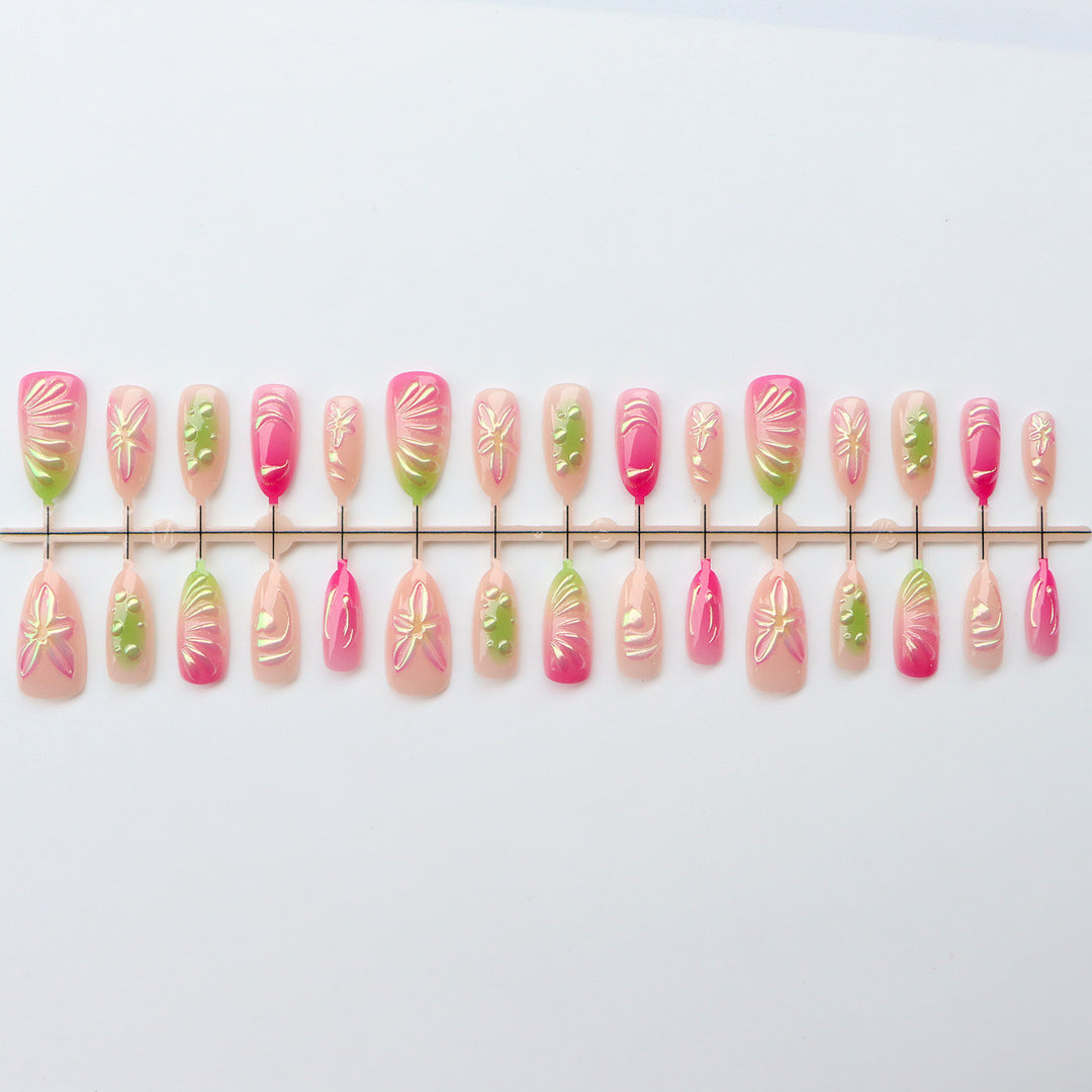 Detailliertes florales Nagelkunst-Set