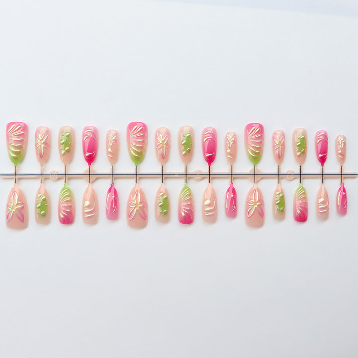 Detailliertes florales Nagelkunst-Set