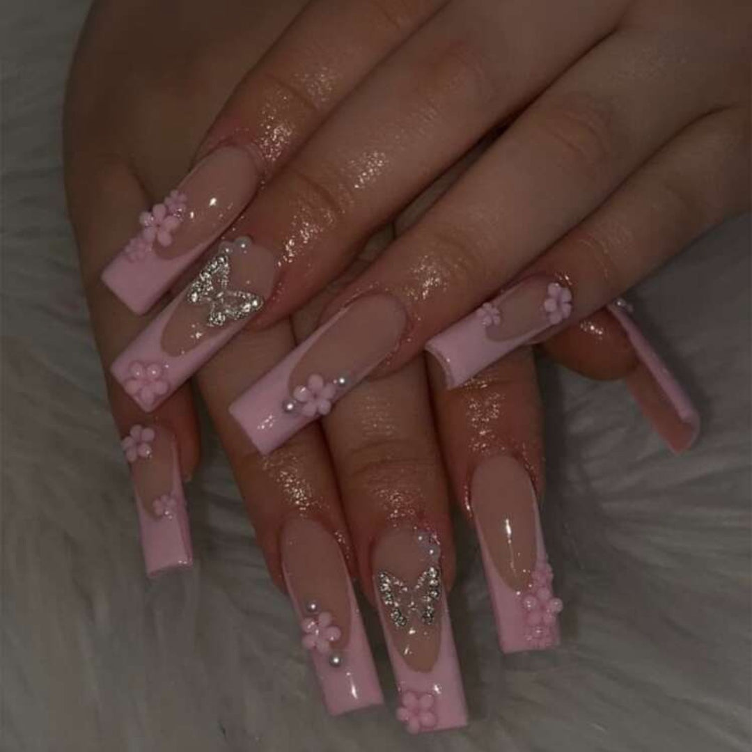 Kunstnagelset mit romantischen Schmetterlings- und Blütenverzierungen Karnz