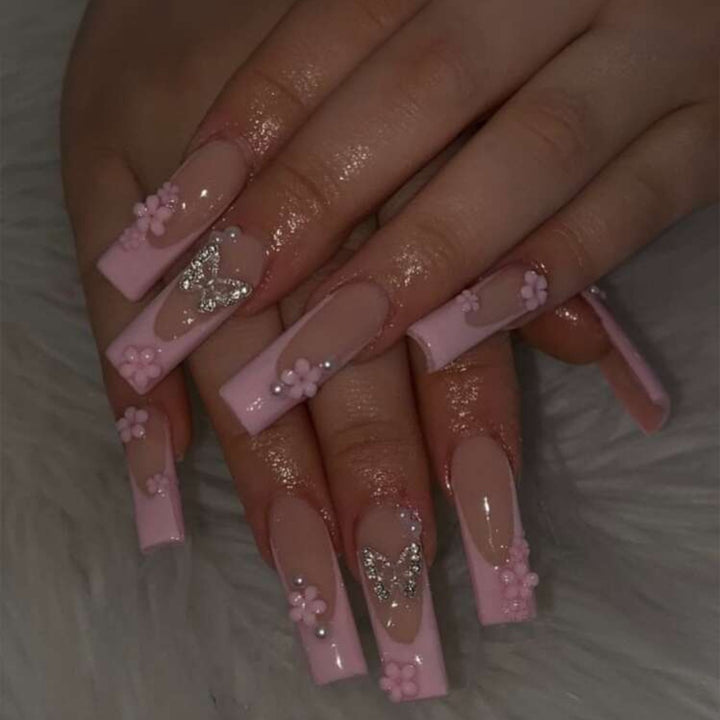 Kunstnagelset mit romantischen Schmetterlings- und Blütenverzierungen Karnz