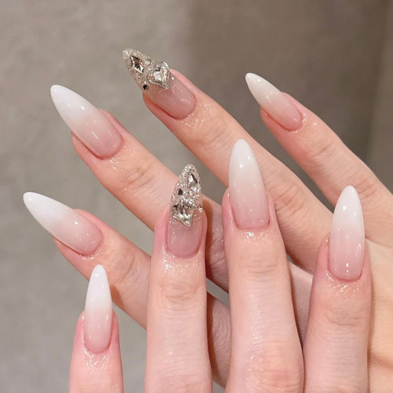 Elegante Stiletto-Kunstnägel mit Glitzerakzenten Karnz