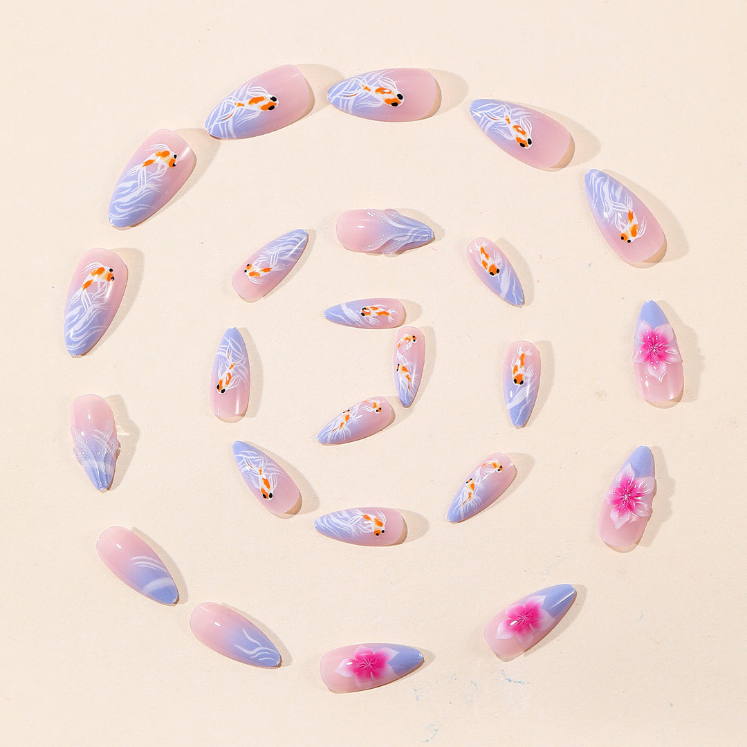 Künstlerische Koi-Fische und florale Nagelkunstverlängerungen Karnz