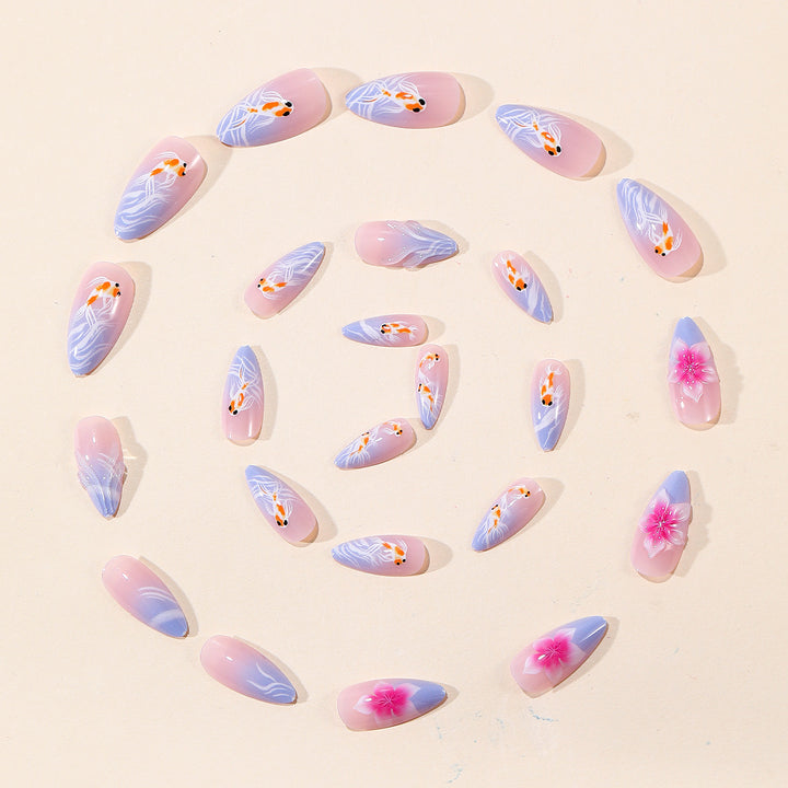 Künstlerische Koi-Fische und florale Nagelkunstverlängerungen Karnz