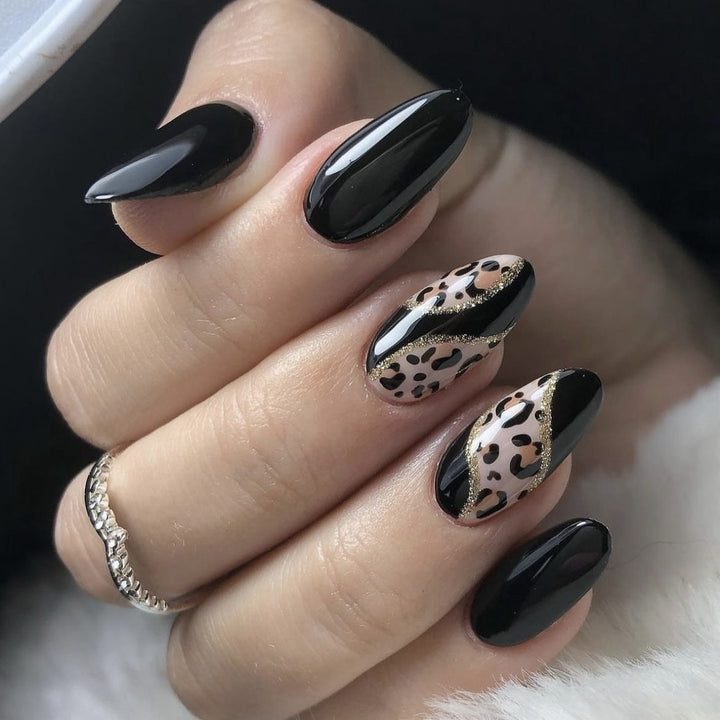 Kunstvolle Stiletto-Nägel mit leopardischem Design und Glitzereffekten Karnz