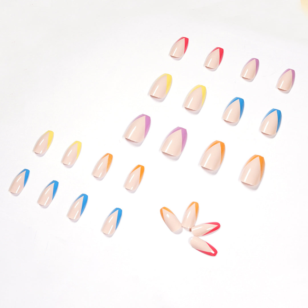 Künstliche Nagelkunst mit bunten Spitzen und eleganten akzentuierten Designs Karnz