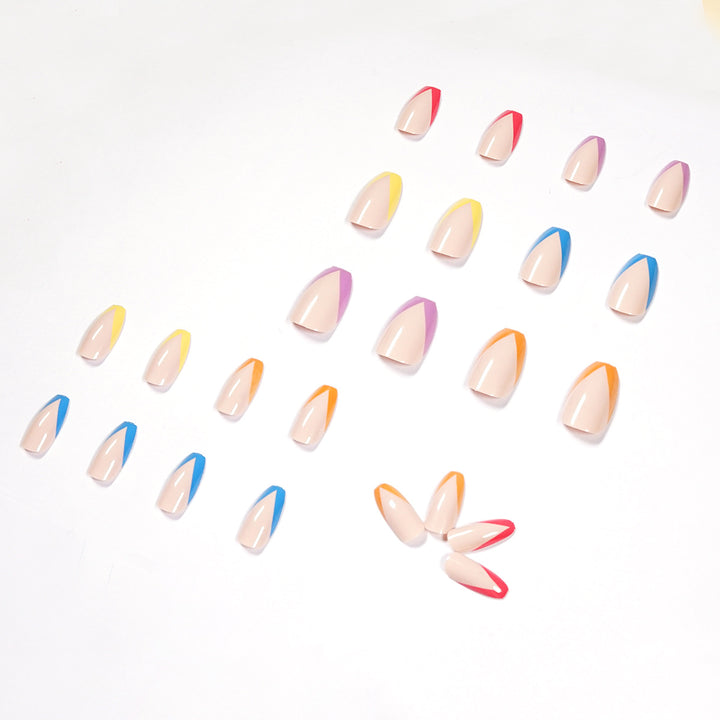 Künstliche Nagelkunst mit bunten Spitzen und eleganten akzentuierten Designs Karnz