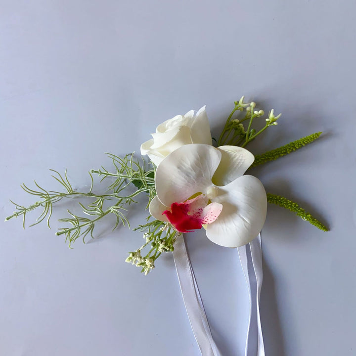 Dekorativer floraler Anstecker