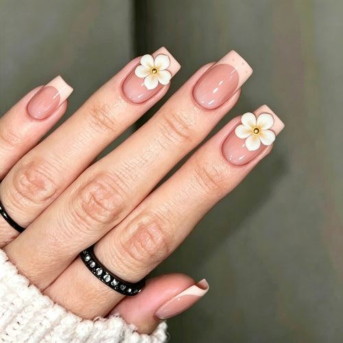 Kunstnägel mit Zartem Blüten-Design Karnz