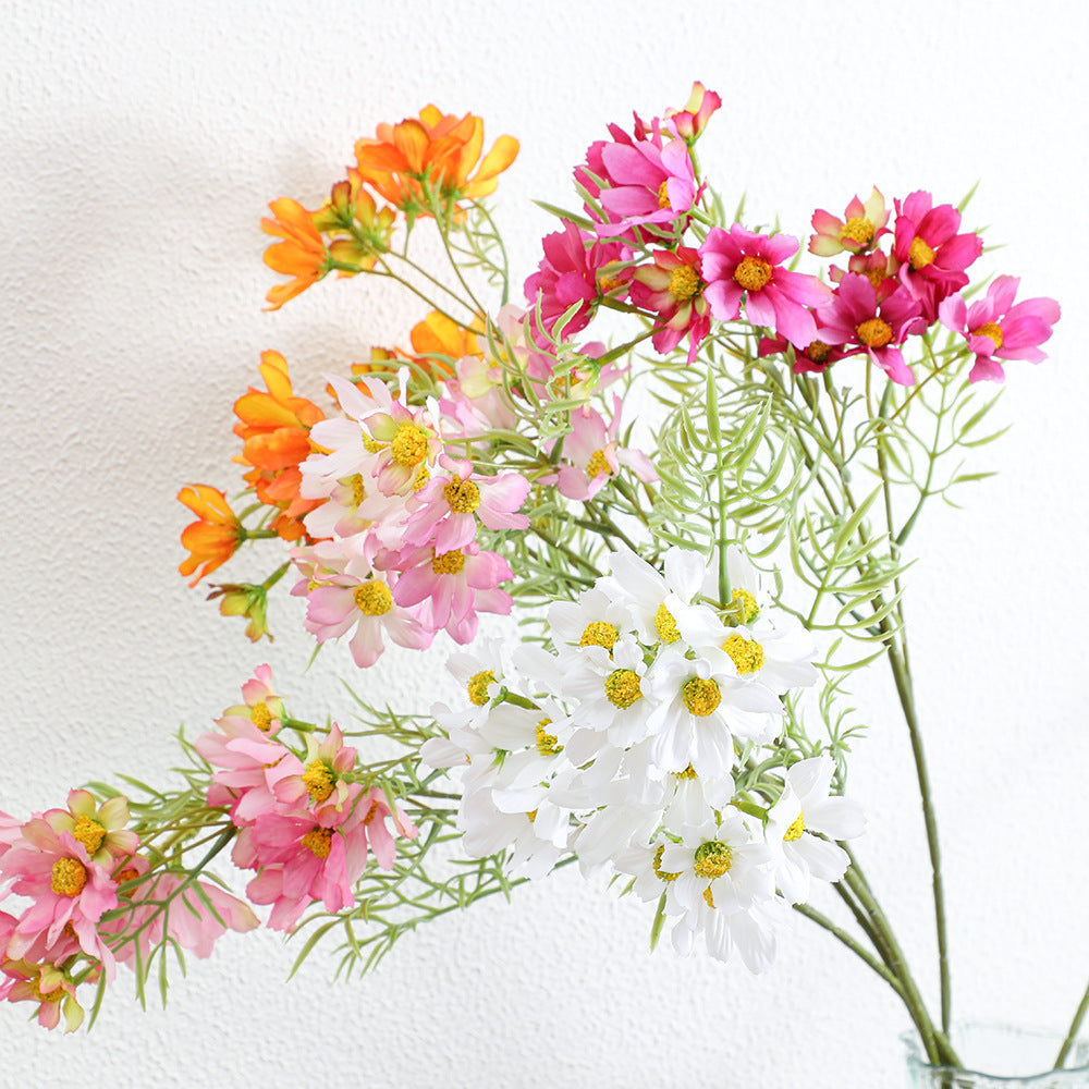 Künstlicher Blütenzweig mit leuchtenden pinken Blumen Karnz