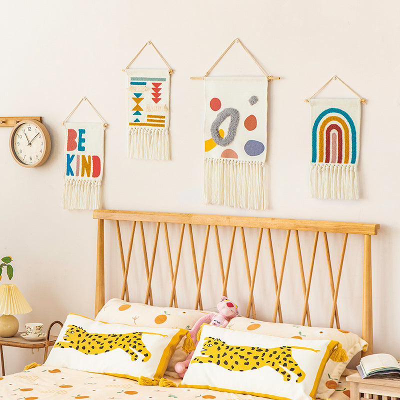 Boho-Wandbehang aus gewebter Baumwolle mit handgetufteten Applikationen und Fransen Karnz